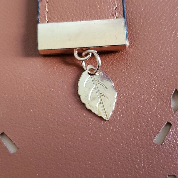 NEW! Leaf motif wallet - Picture 3 of 9